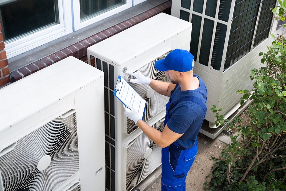 Installateur überprüft eine Wärmepumpe
